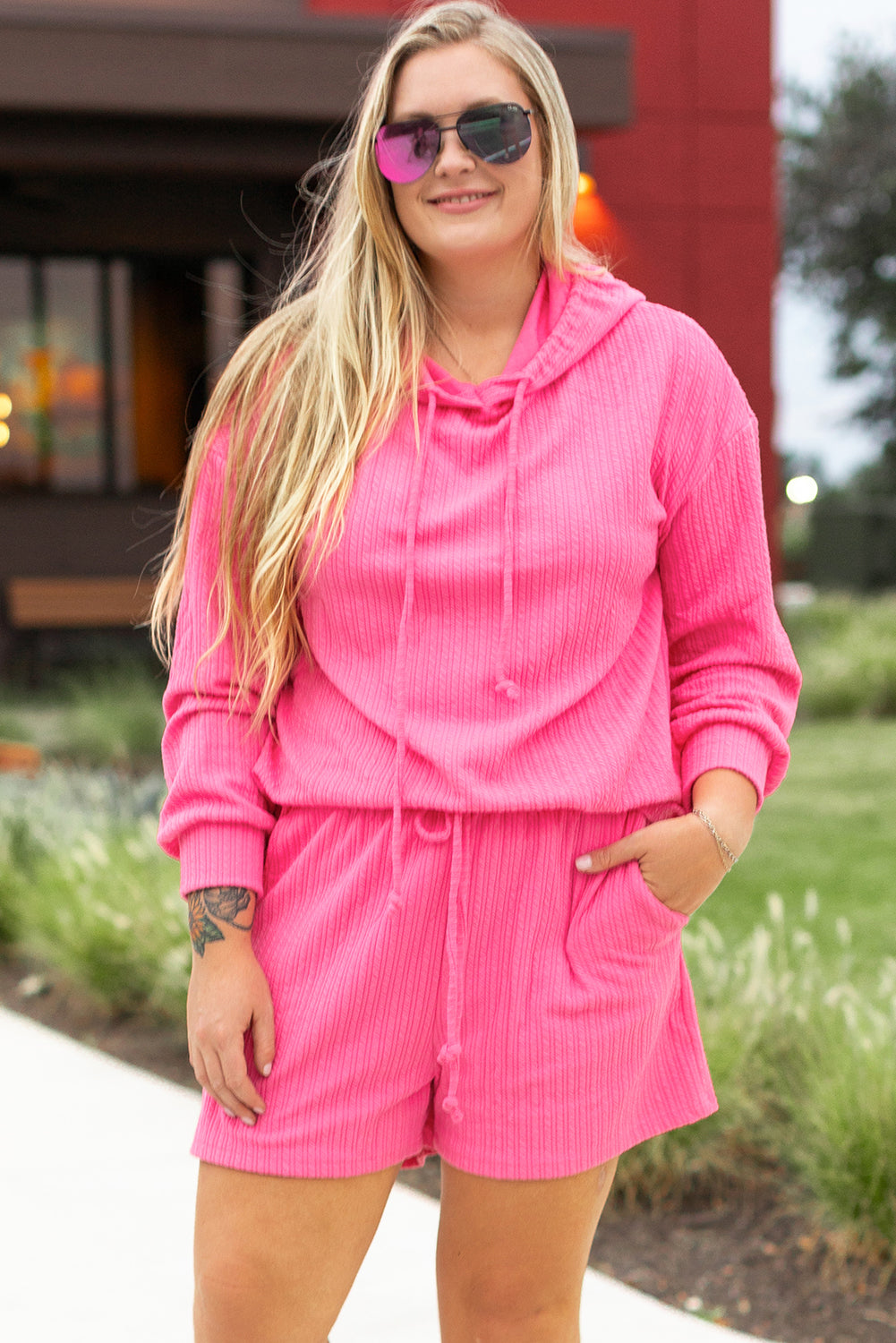 Conjunto de dos piezas con sudadera con capucha y pantalones cortos texturizados en color rojo rosa y talla grande