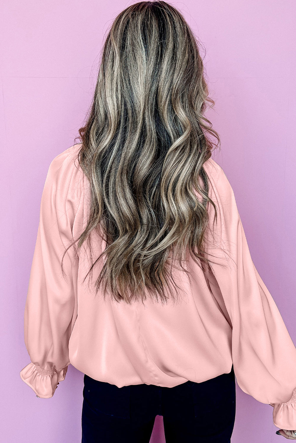 Blusa de satén con cuello redondo, mangas con volantes y pliegues en color rosa albaricoque