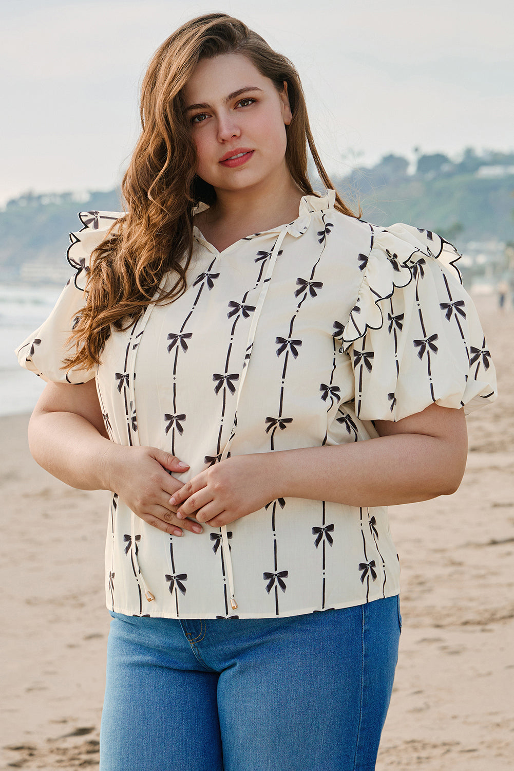 Blusa con cuello con muescas, mangas abullonadas, volantes y estampado de lazo de albaricoque en talla grande