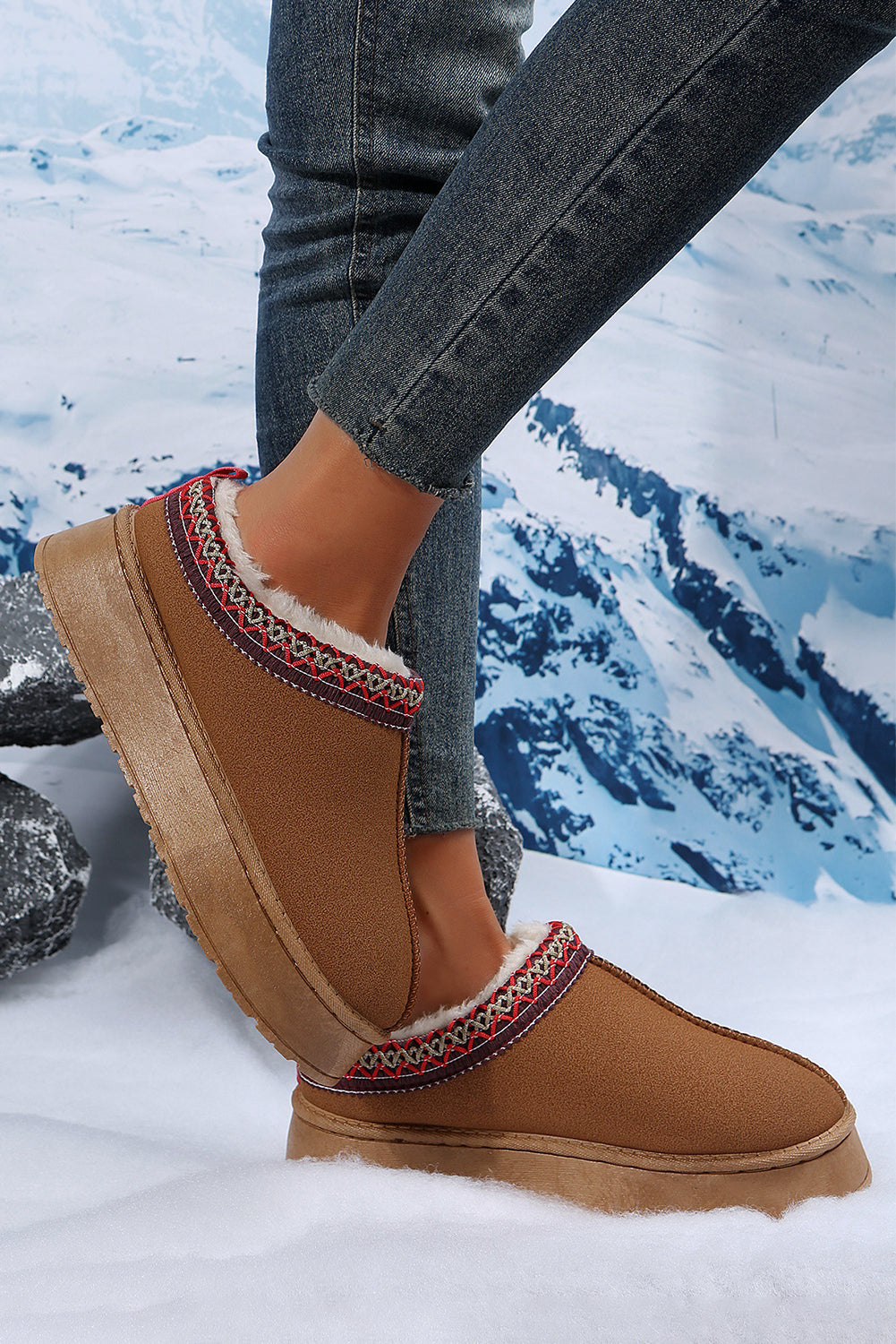 Botas de nieve de ante con forro de felpa y estampado en contraste en color castaño