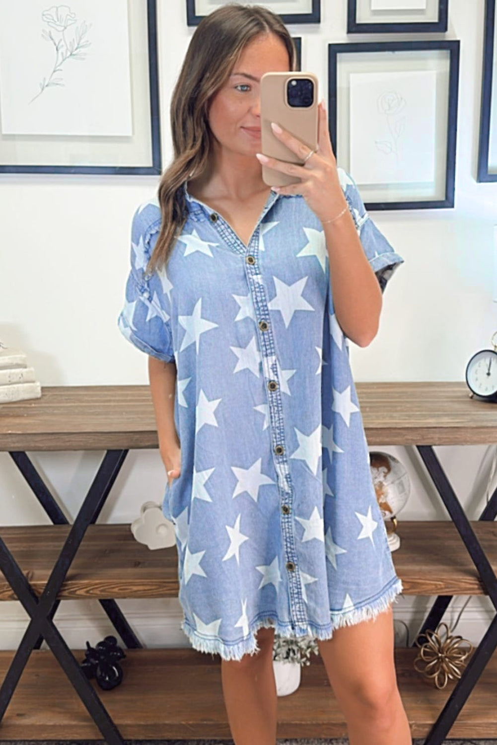 Vestido vaquero de manga corta con cuello, dobladillo deshilachado y estrellas en color azul cielo