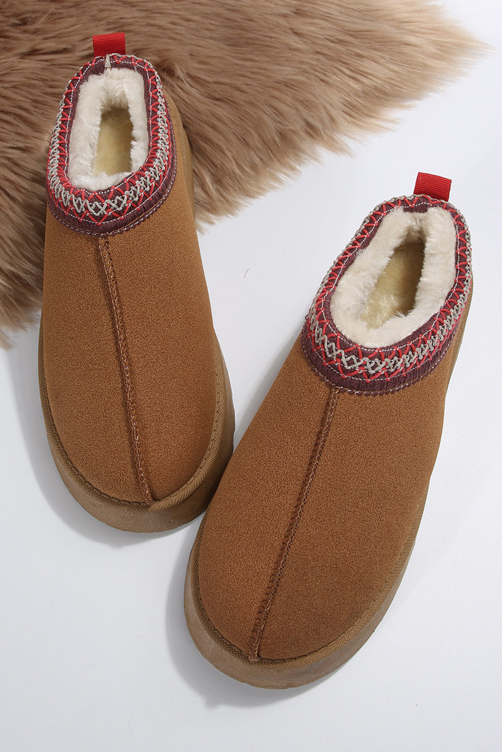 Botas de nieve de ante con forro de felpa y estampado en contraste en color castaño
