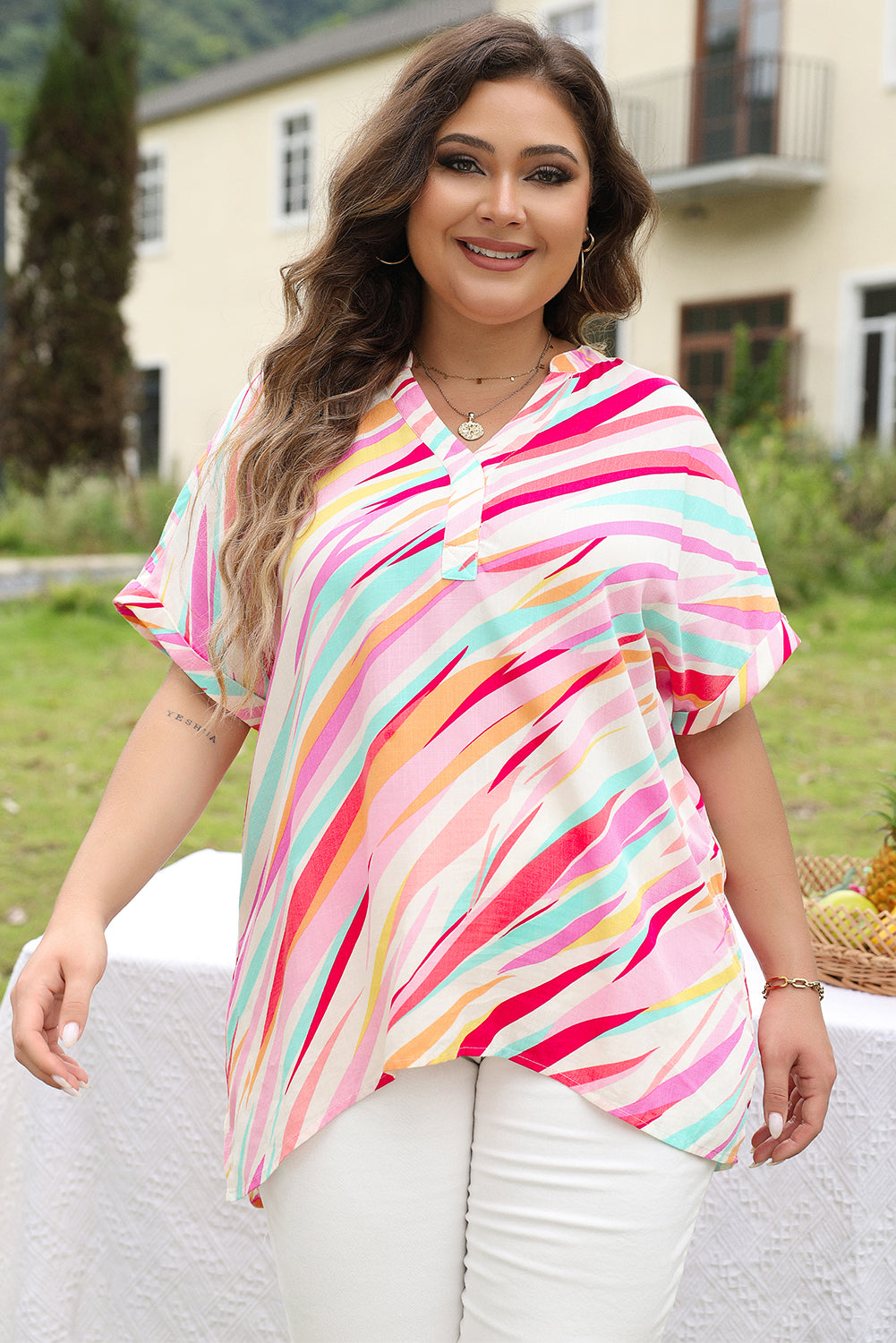 Top de talla grande con escote entallado y manga corta con estampado abstracto blanco