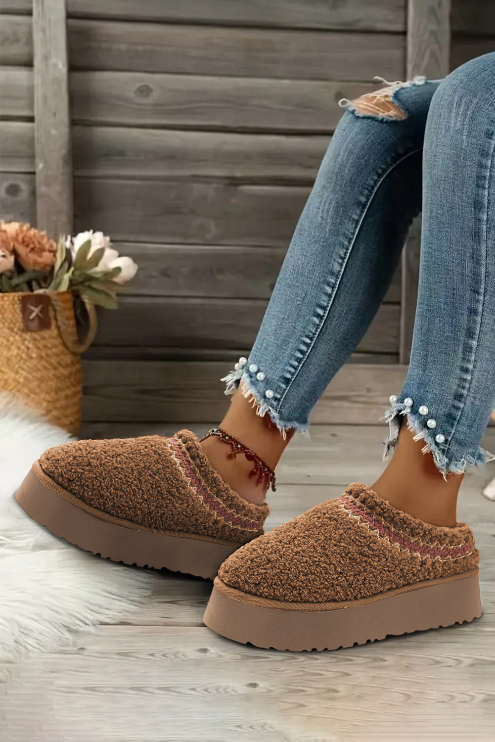 Botas de nieve de suela gruesa con felpa sherpa bordada en castaño