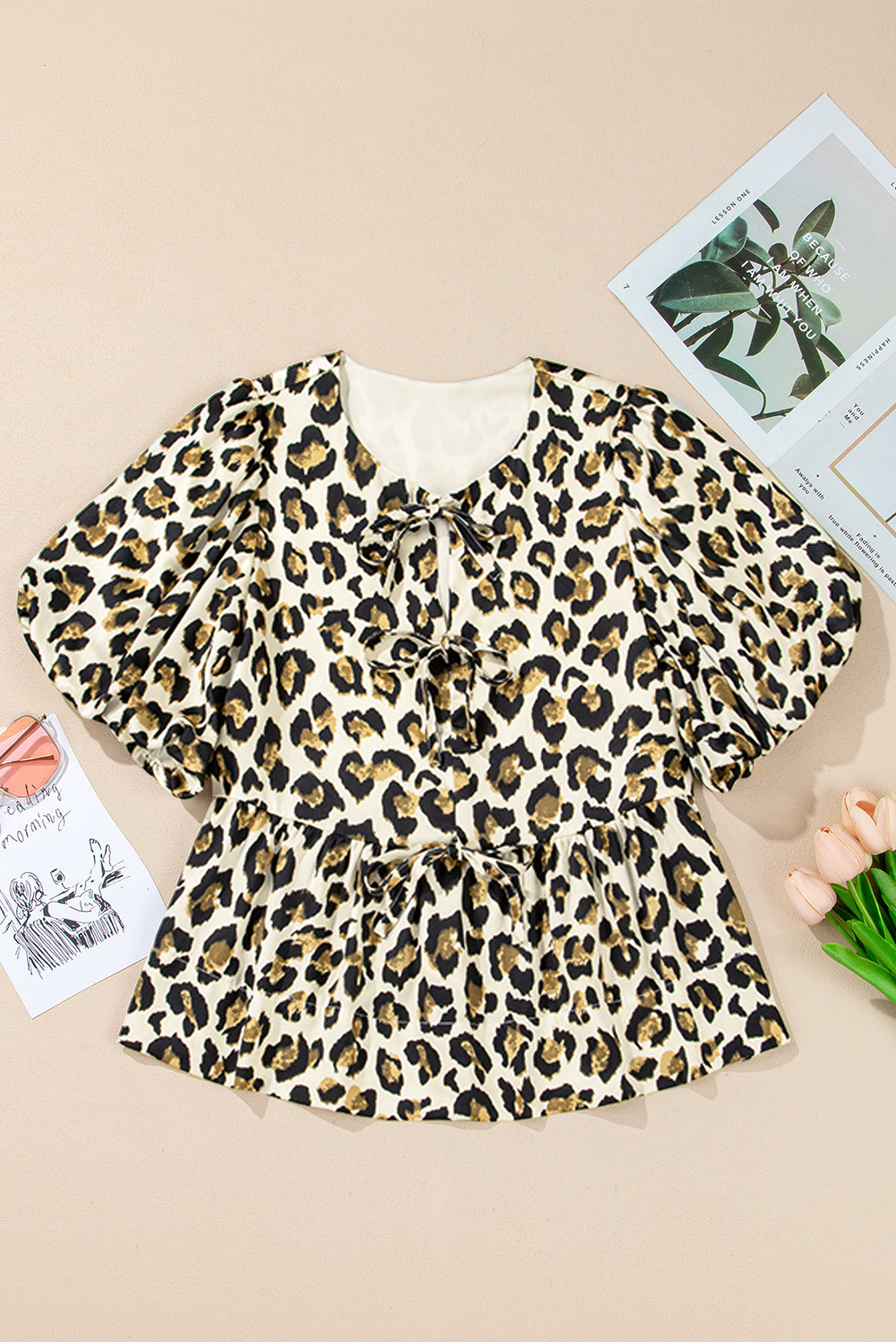 Blusa con peplum y lazo en la parte delantera con mangas abullonadas y estampado de leopardo albaricoque