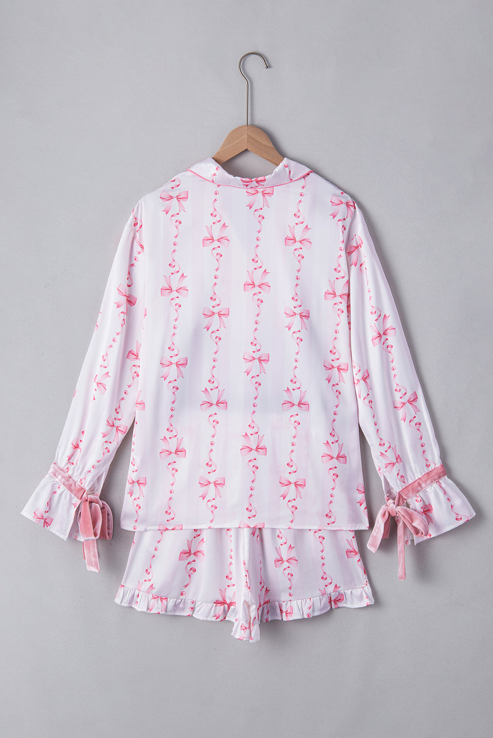 Conjunto de pijama con camisa de manga acampanada y pantalones cortos con volantes con lazo de satén rosa