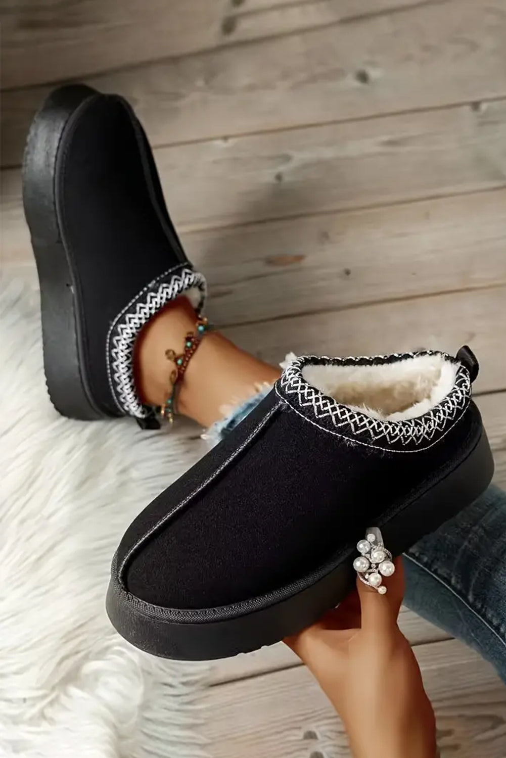Botas de nieve con forro de felpa y gamuza con estampado en contraste negro