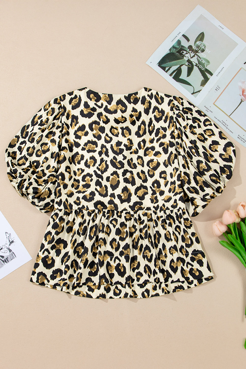 Blusa con peplum y lazo en la parte delantera con mangas abullonadas y estampado de leopardo albaricoque