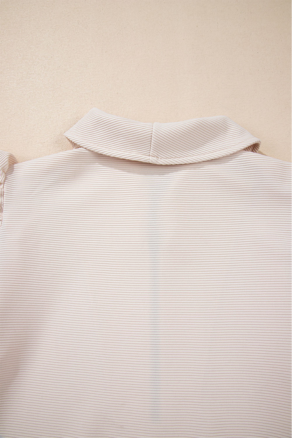 Conjunto de pantalón ancho y top con cremallera y mangas con volantes texturizadas en color albaricoque