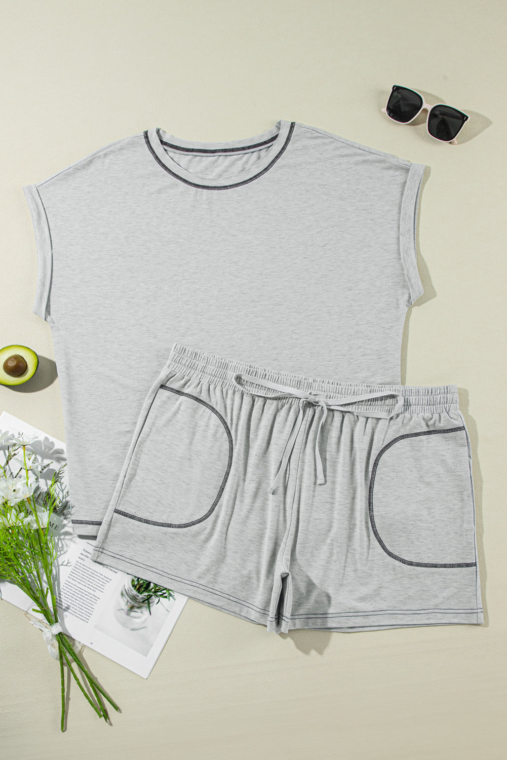 Conjunto de pantalones cortos con mangas con puños y costuras en contraste en gris