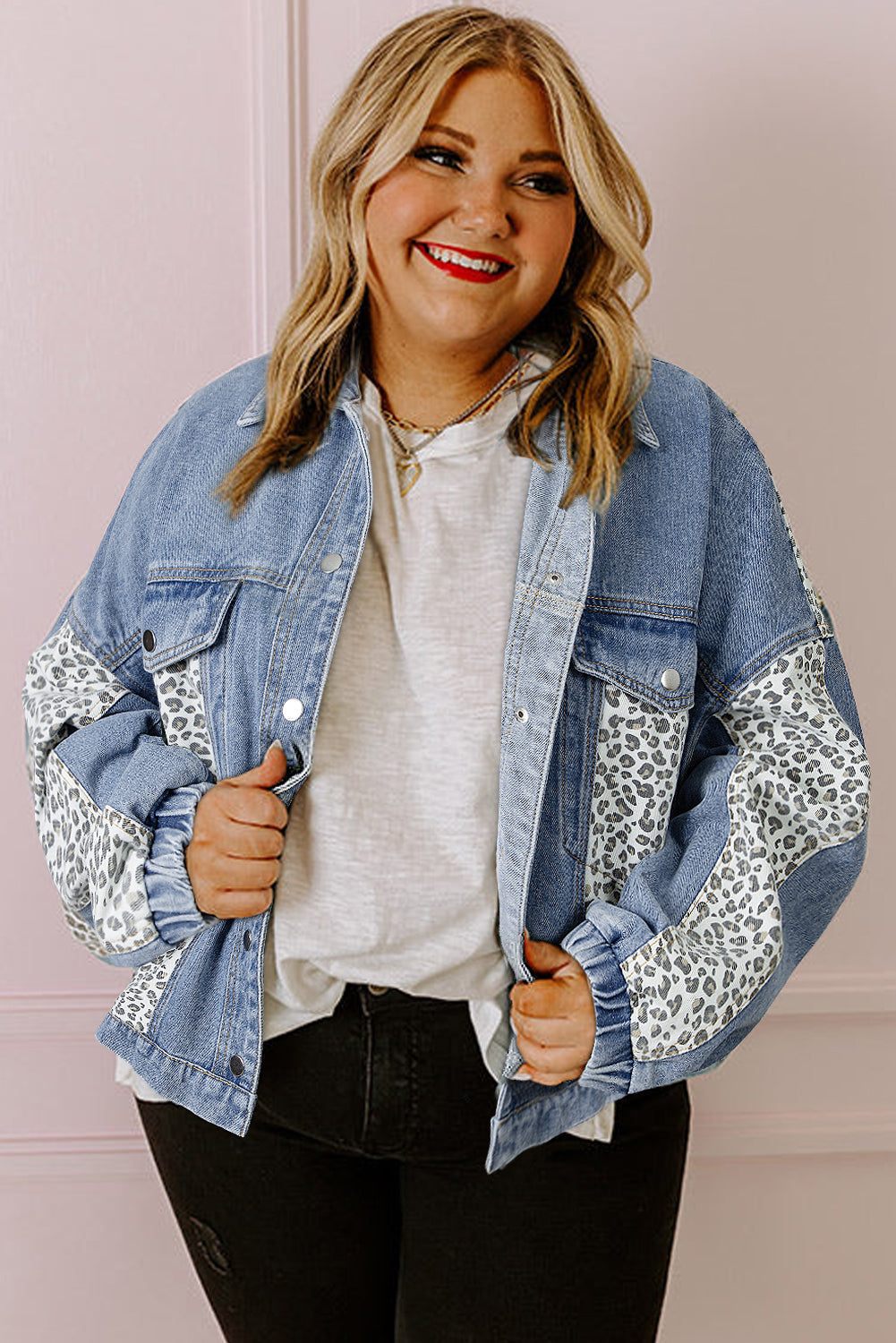 Chaqueta vaquera de talla grande con detalle de solapa y parches de leopardo en azul Beau