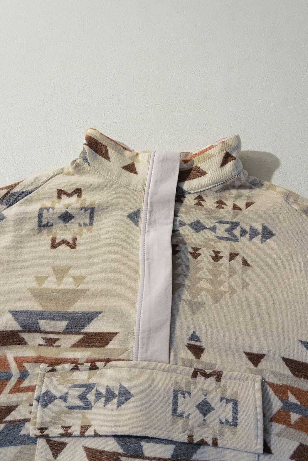 Sudadera con bolsillo con solapa y cuello con estampado azteca color albaricoque