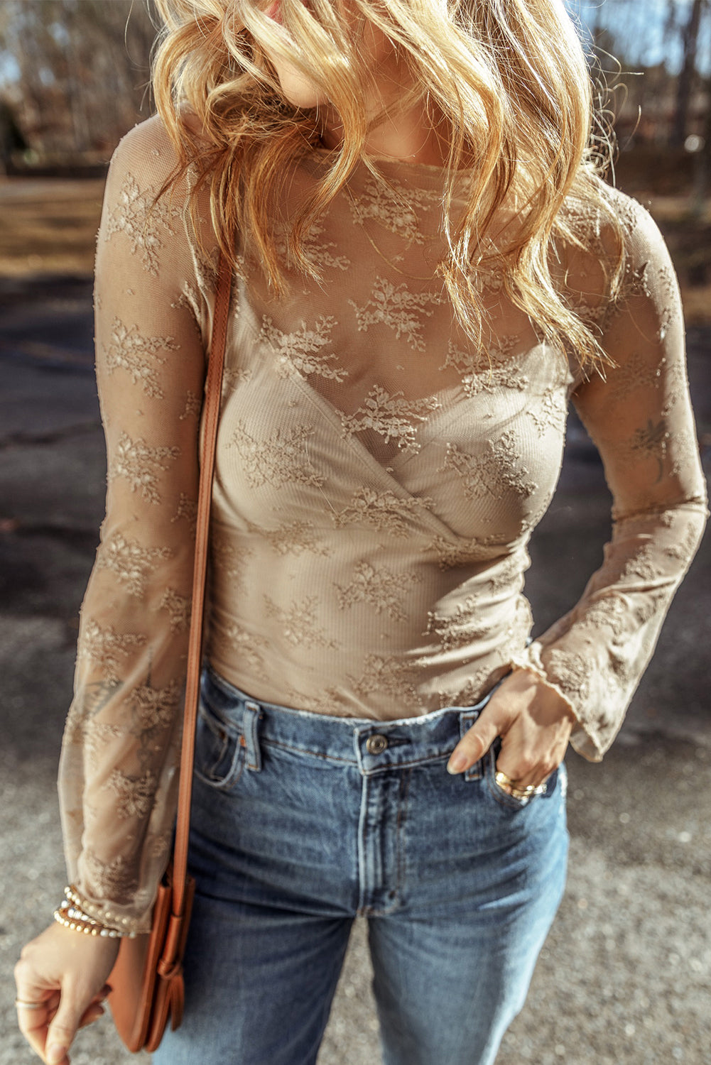 Blusa de manga larga ajustada con empalme de crochet y encaje de color albaricoque