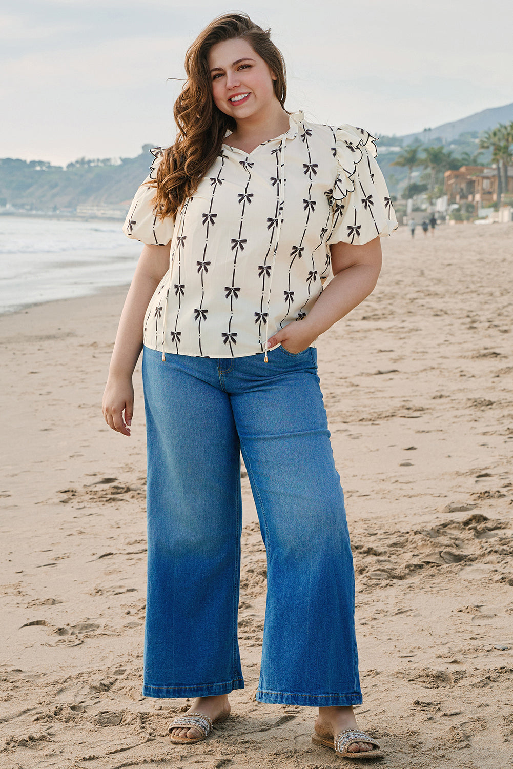 Blusa con cuello con muescas, mangas abullonadas, volantes y estampado de lazo de albaricoque en talla grande