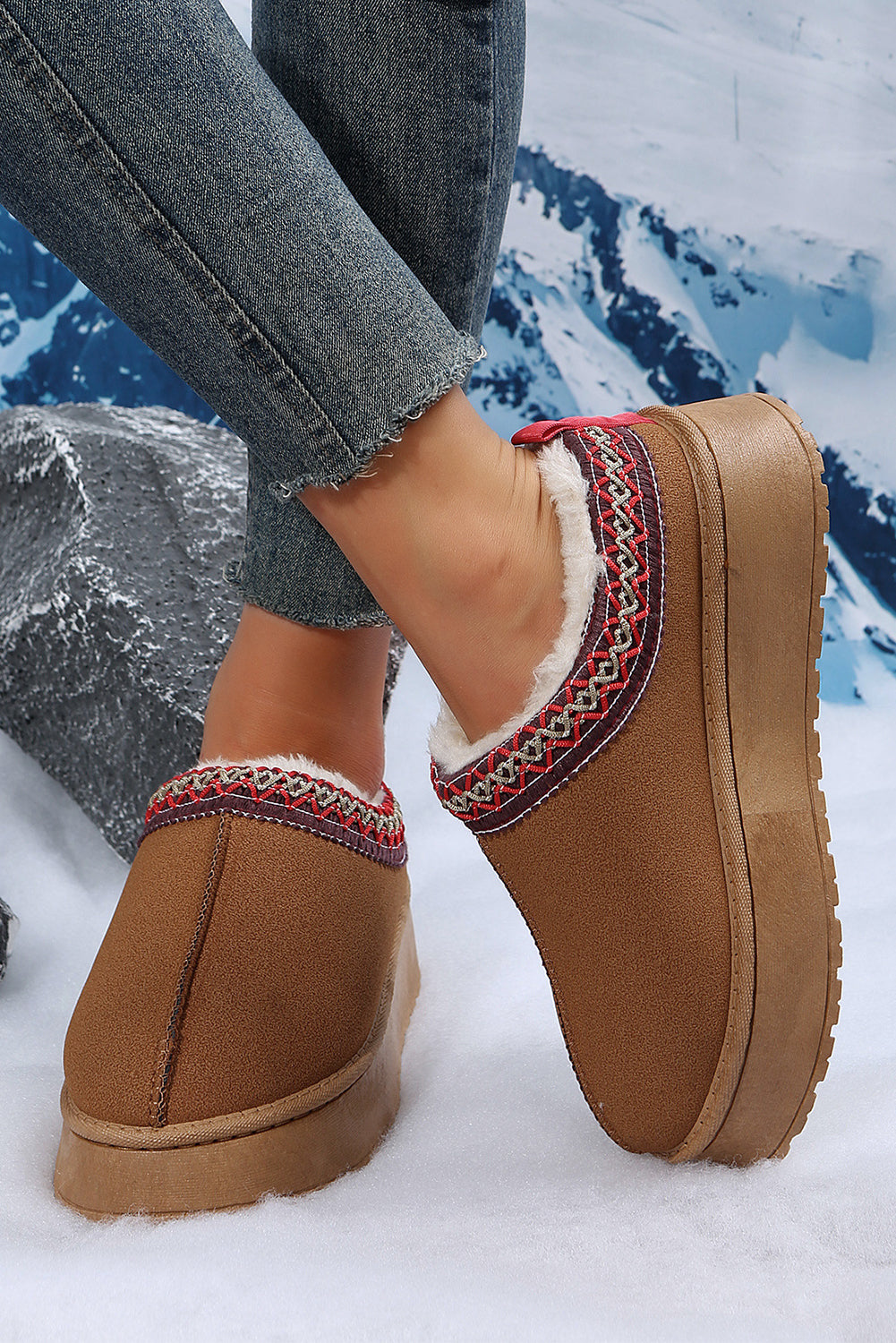 Botas de nieve de ante con forro de felpa y estampado en contraste en color castaño