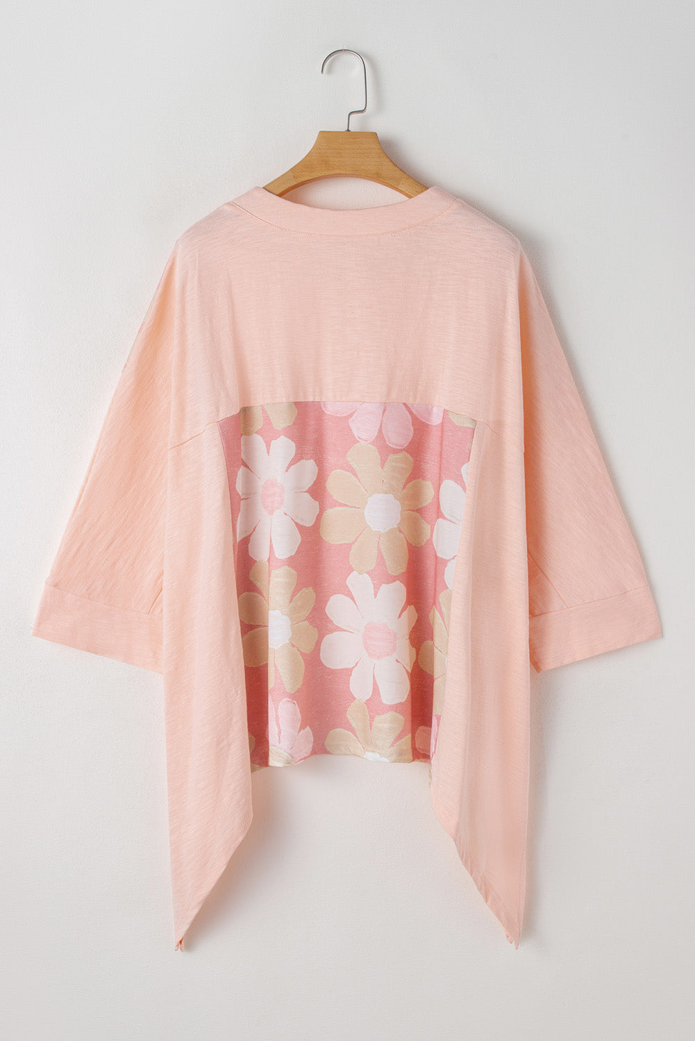 Blusa de corte alto y bajo con costuras expuestas y parches de flores en color rosa albaricoque y talla grande