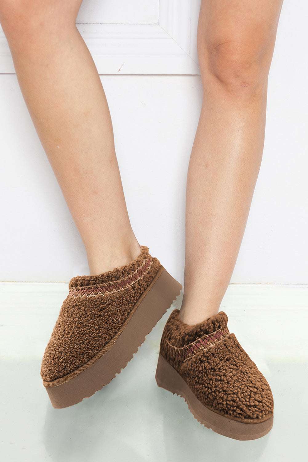 Botas de nieve de suela gruesa con felpa sherpa bordada en castaño