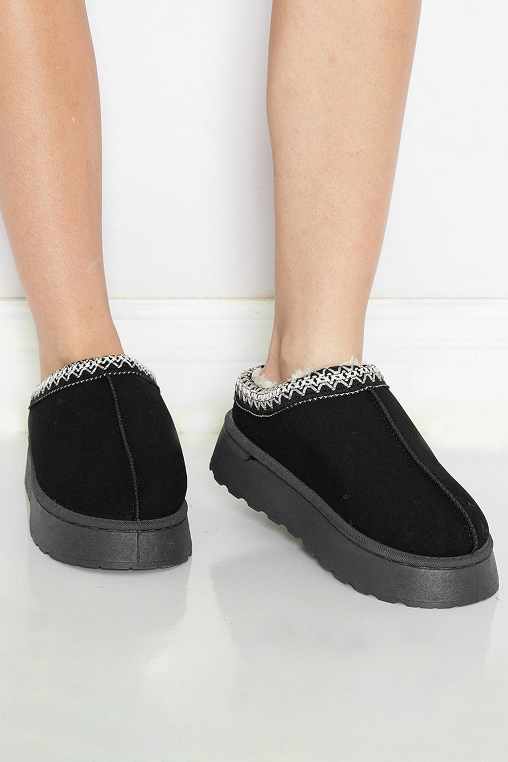 Botas de nieve con forro de felpa y gamuza con estampado en contraste negro