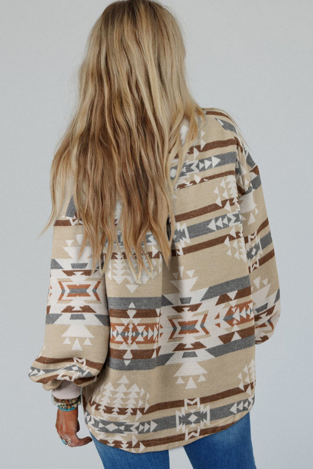 Sudadera con bolsillo con solapa y cuello con estampado azteca color albaricoque