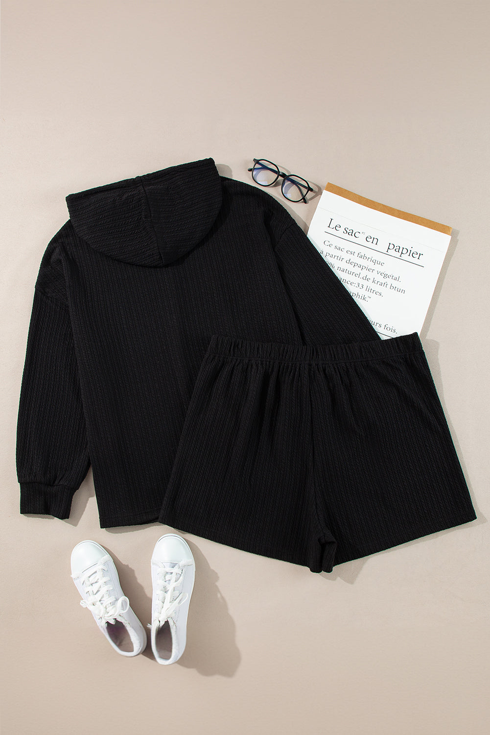 Conjunto de dos piezas de sudadera con capucha y pantalones cortos texturizados negros de talla grande