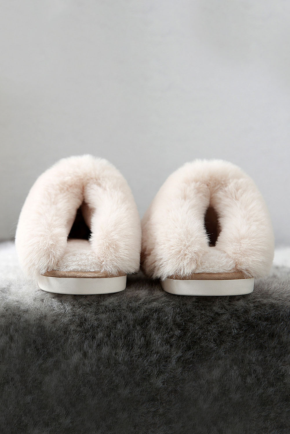 Pantuflas de gamuza sintética con forro de felpa, cortadas y cosidas, de color caqui