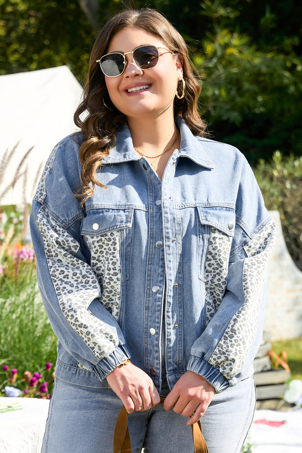 Chaqueta vaquera de talla grande con detalle de solapa y parches de leopardo en azul Beau