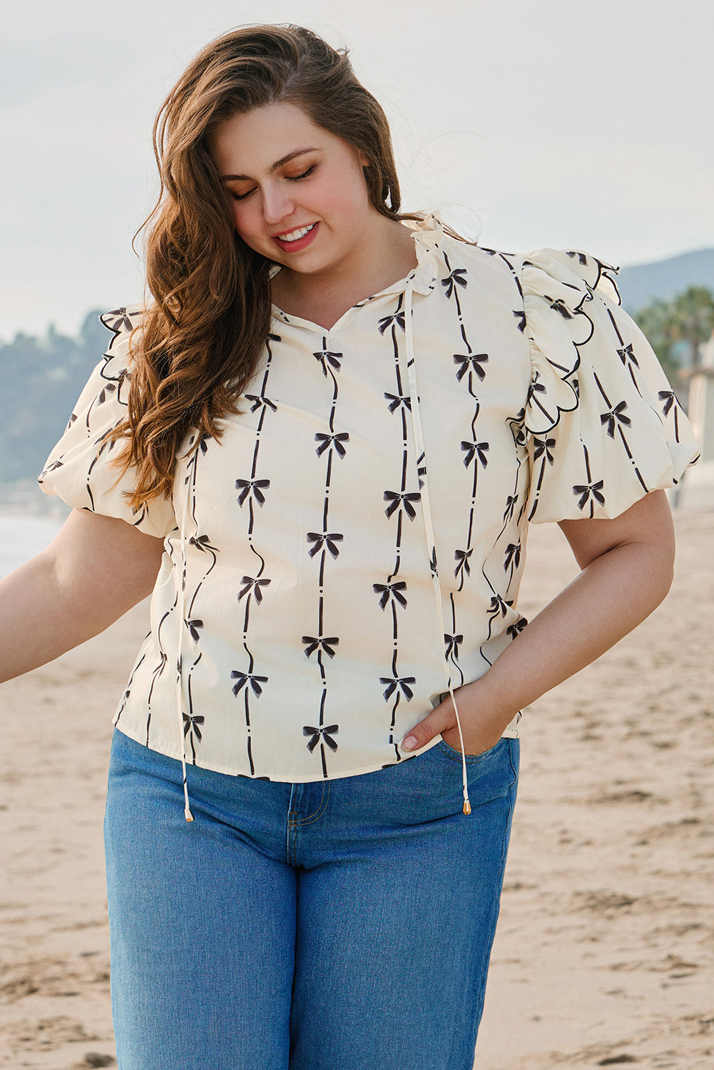 Blusa con cuello con muescas, mangas abullonadas, volantes y estampado de lazo de albaricoque en talla grande