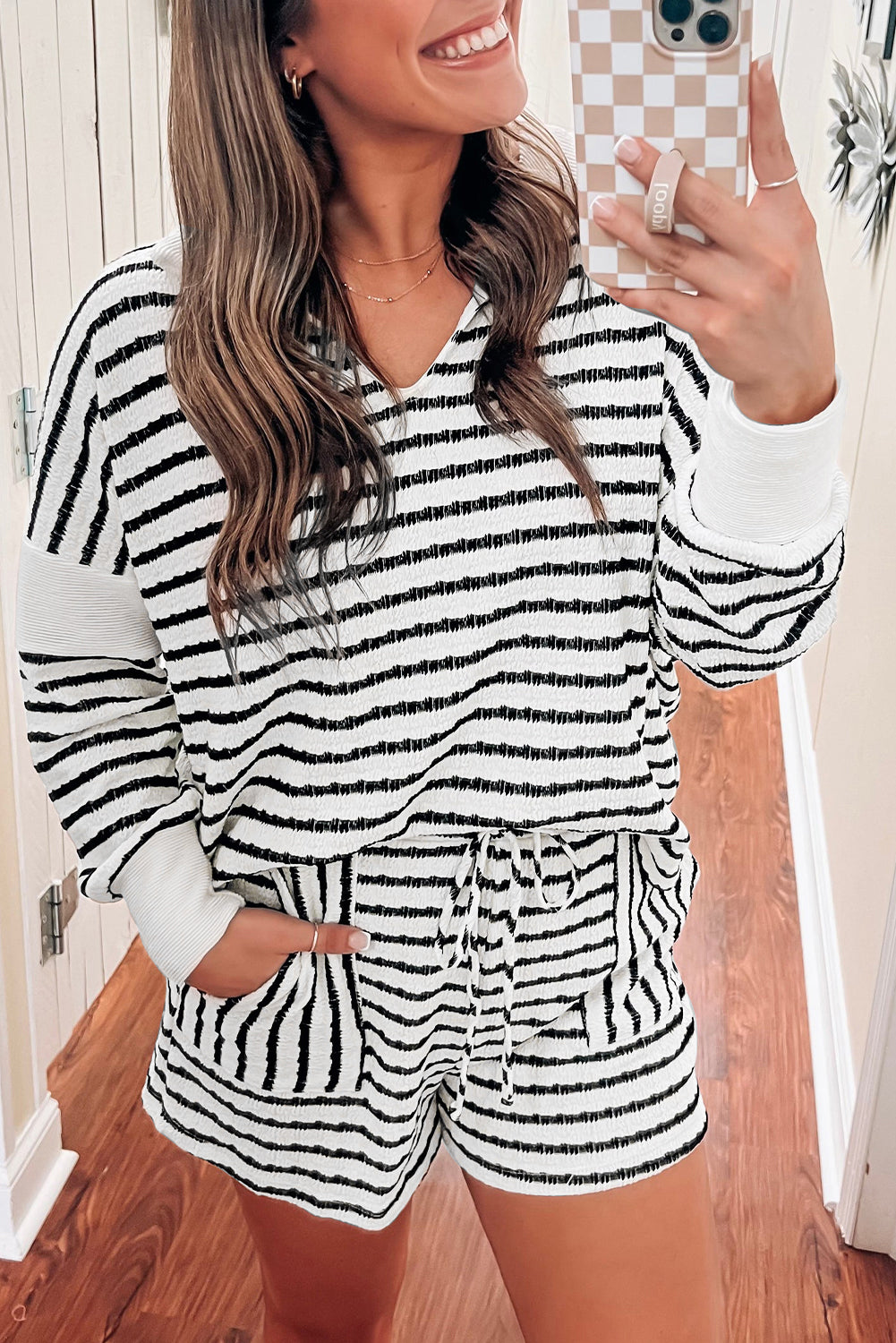 Conjunto de camiseta de manga larga con escote en V y rayas negras más pantalones cortos