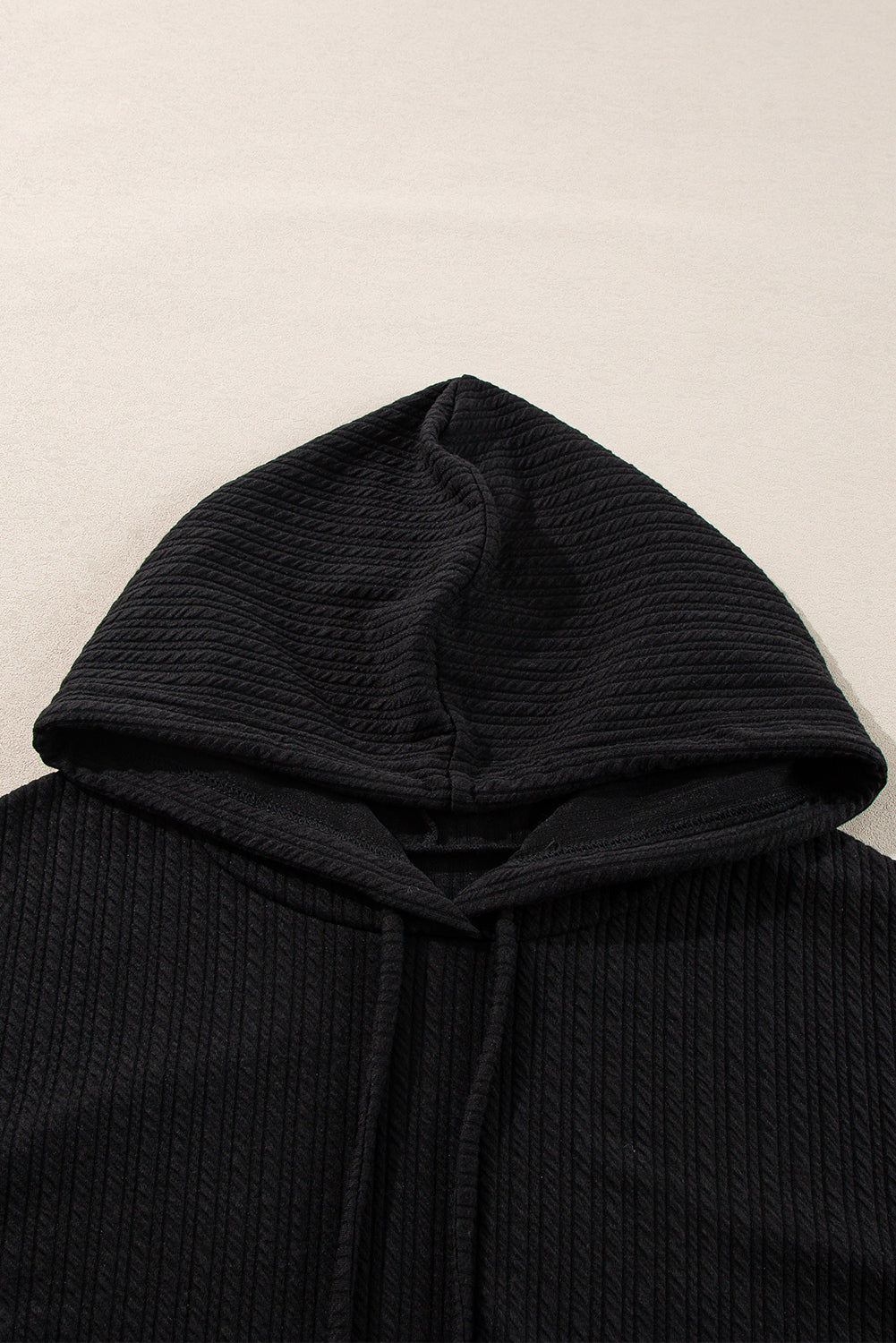 Conjunto de dos piezas de sudadera con capucha y pantalones cortos texturizados negros de talla grande
