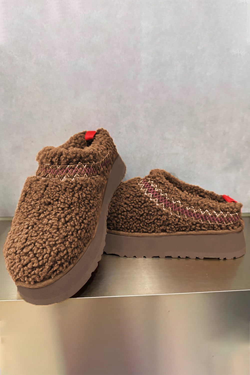 Botas de nieve de suela gruesa con felpa sherpa bordada en castaño