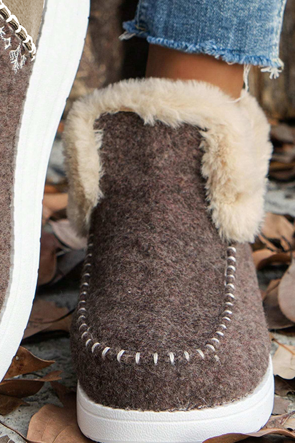 Botas hasta el tobillo con forro de felpa y parches de costura de gamuza color café