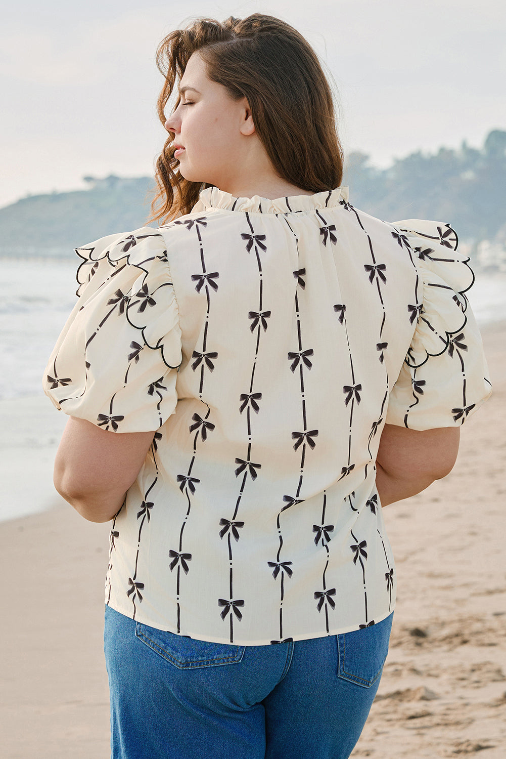 Blusa con cuello con muescas, mangas abullonadas, volantes y estampado de lazo de albaricoque en talla grande