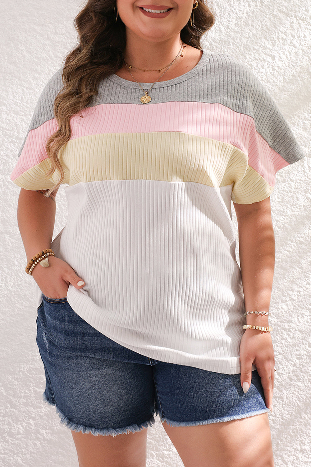 Camiseta de manga murciélago con diseño de patchwork y bloques de color blanco acanalada