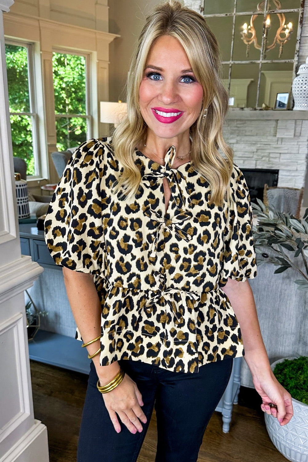 Blusa con peplum y lazo en la parte delantera con mangas abullonadas y estampado de leopardo albaricoque