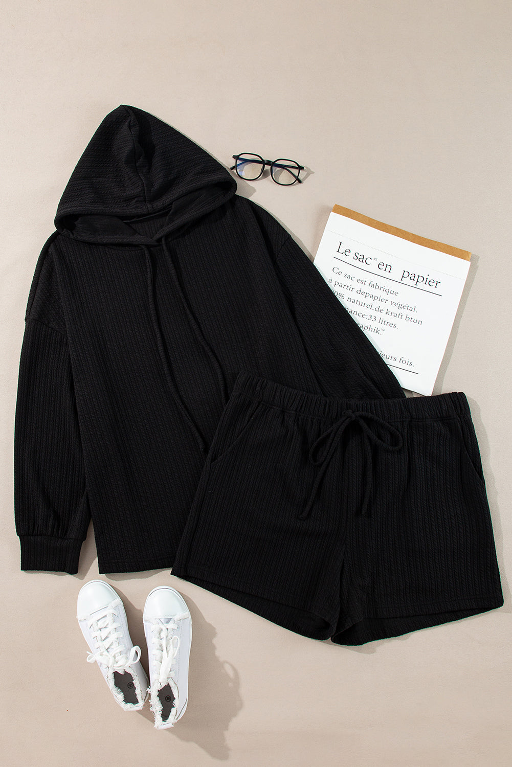 Conjunto de dos piezas de sudadera con capucha y pantalones cortos texturizados negros de talla grande