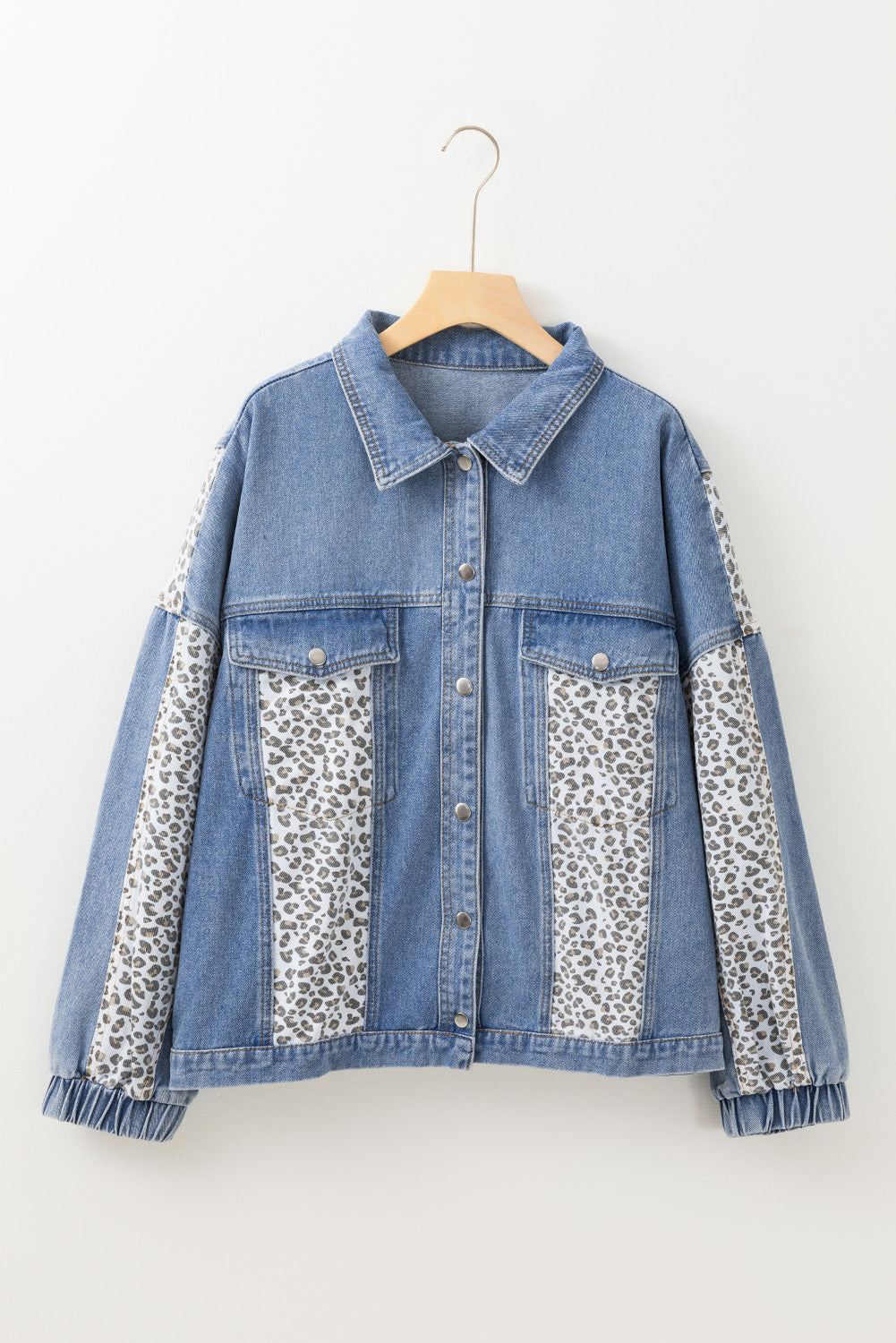Chaqueta vaquera de talla grande con detalle de solapa y parches de leopardo en azul Beau