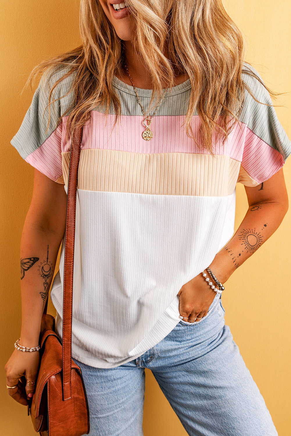 Camiseta de manga murciélago con diseño de patchwork y bloques de color blanco acanalada