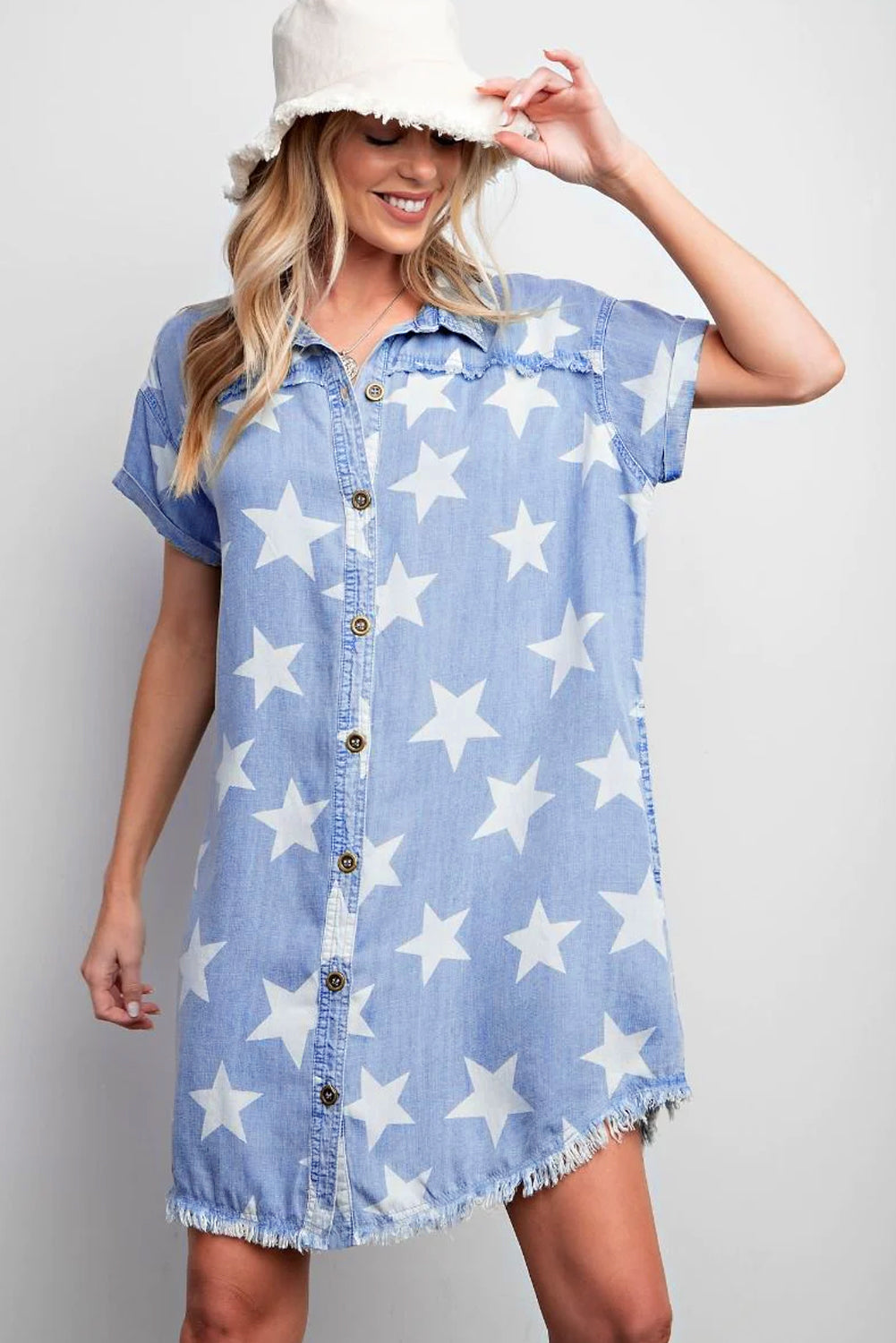 Vestido vaquero de manga corta con cuello, dobladillo deshilachado y estrellas en color azul cielo