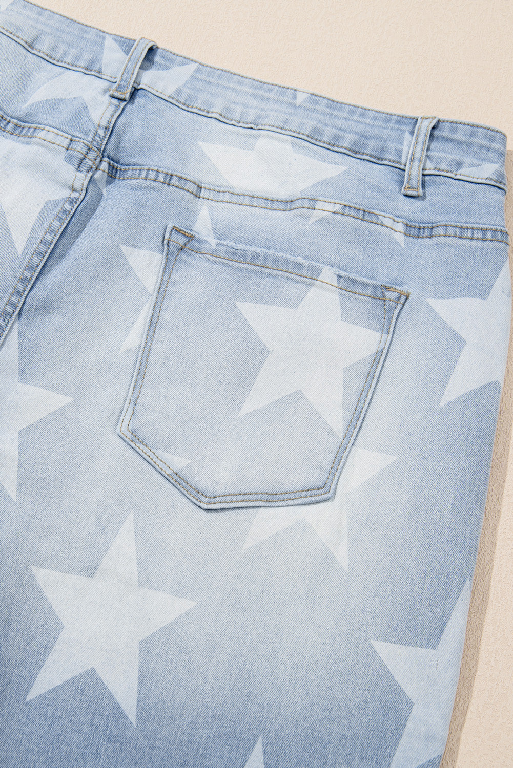 Vaqueros de talle alto con estampado de estrellas en color azul Beau en tallas grandes
