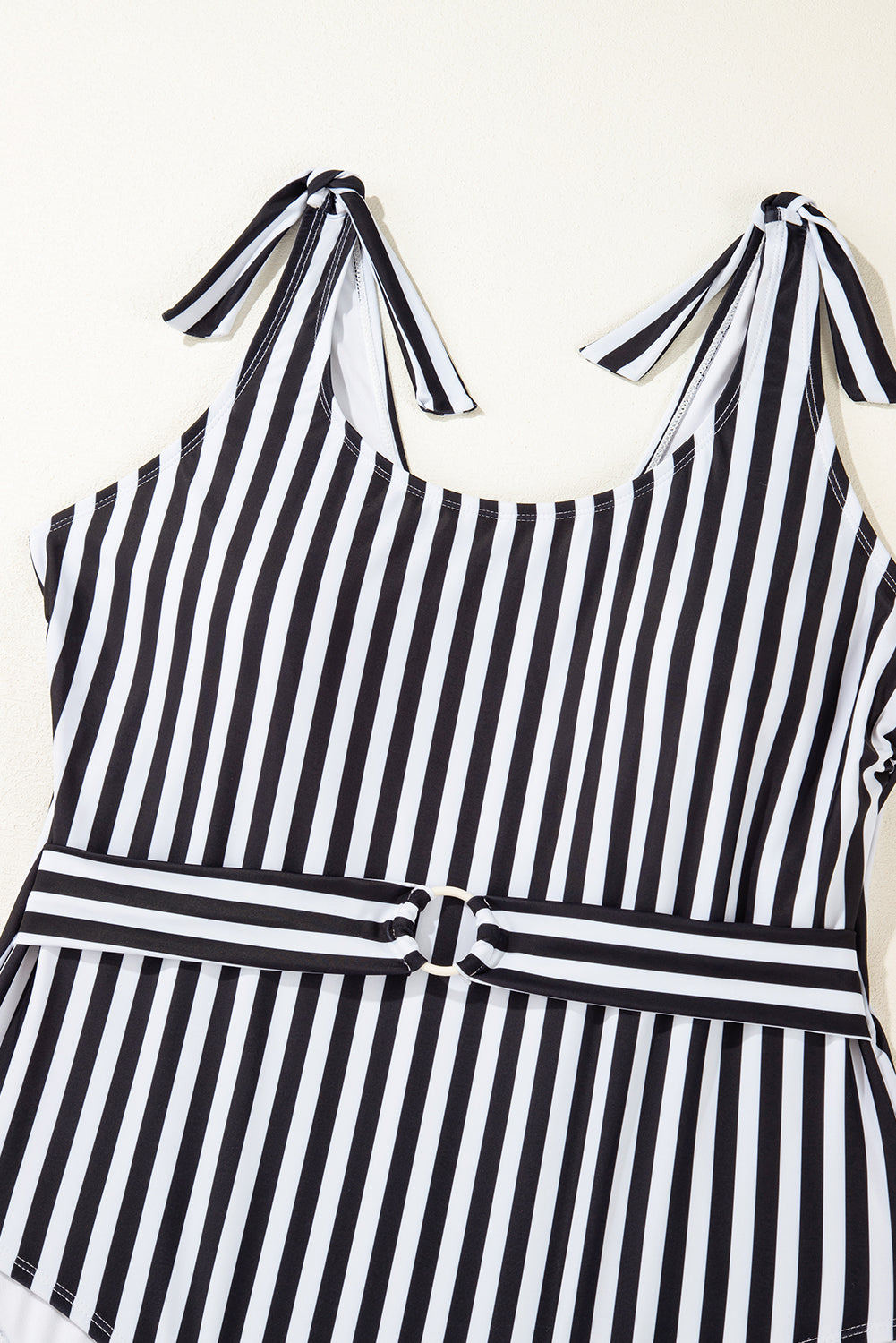 Traje de baño de una pieza con aros en la cintura y tiras anudadas de rayas negras de talla grande