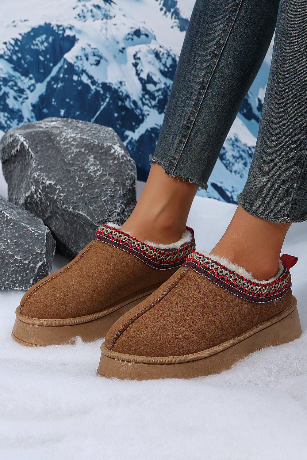 Botas de nieve de ante con forro de felpa y estampado en contraste en color castaño