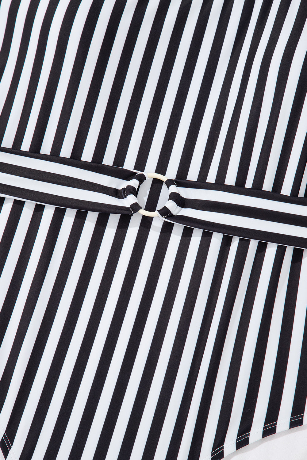 Traje de baño de una pieza con aros en la cintura y tiras anudadas de rayas negras de talla grande