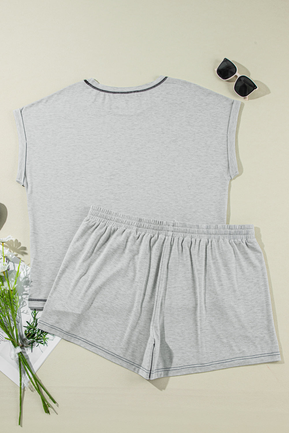 Conjunto de pantalones cortos con mangas con puños y costuras en contraste en gris