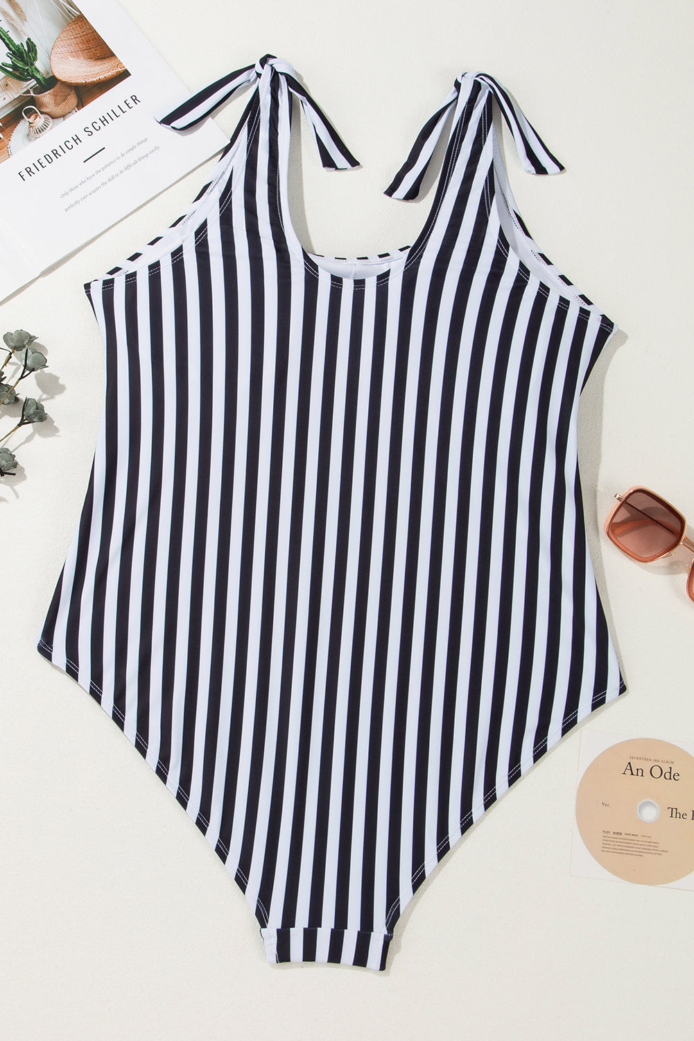 Traje de baño de una pieza con aros en la cintura y tiras anudadas de rayas negras de talla grande