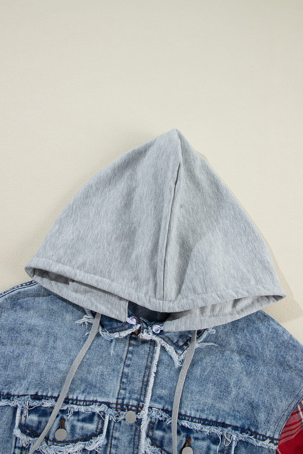 Chaqueta vaquera con capucha y dobladillo sin rematar con estampado de cuadros escoceses de Beau Blue