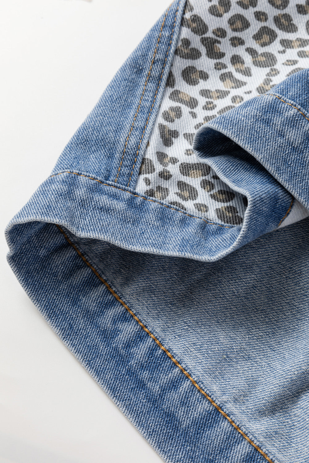 Chaqueta vaquera de talla grande con detalle de solapa y parches de leopardo en azul Beau