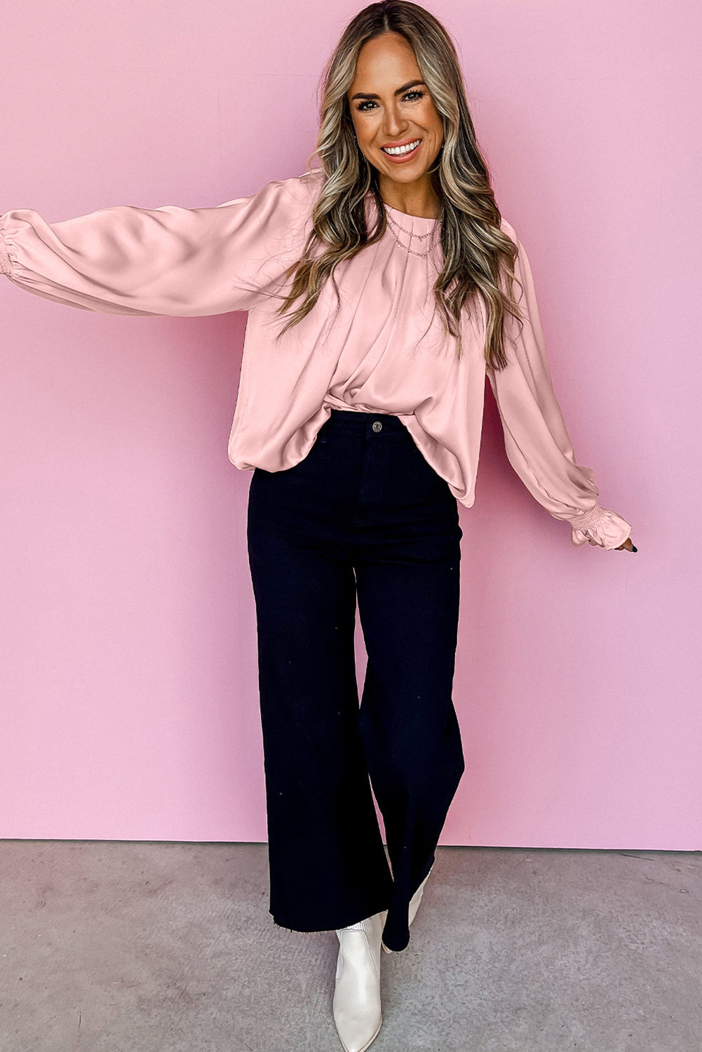 Blusa de satén con cuello redondo, mangas con volantes y pliegues en color rosa albaricoque