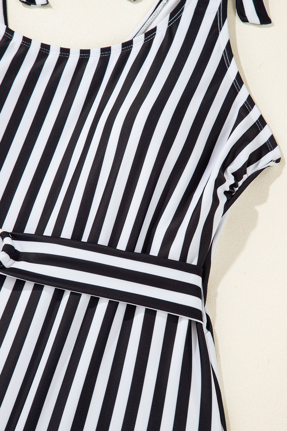 Traje de baño de una pieza con aros en la cintura y tiras anudadas de rayas negras de talla grande