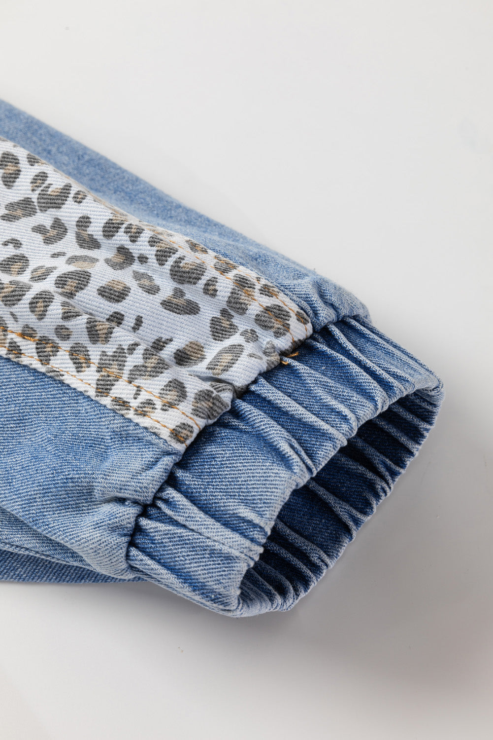 Chaqueta vaquera de talla grande con detalle de solapa y parches de leopardo en azul Beau