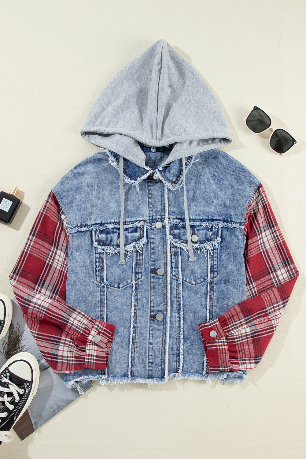 Chaqueta vaquera con capucha y dobladillo sin rematar con estampado de cuadros escoceses de Beau Blue